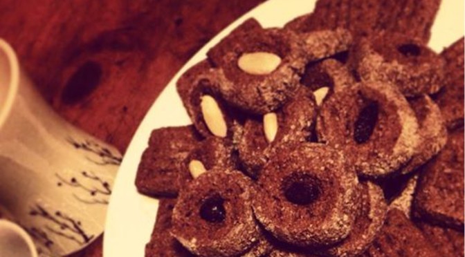 Biscotti al cacao e spezie per il tè