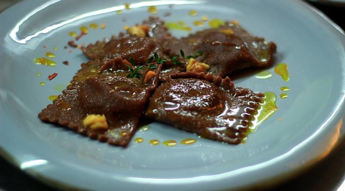 Ravioli al cacao ripieni di zucca gialla e patate