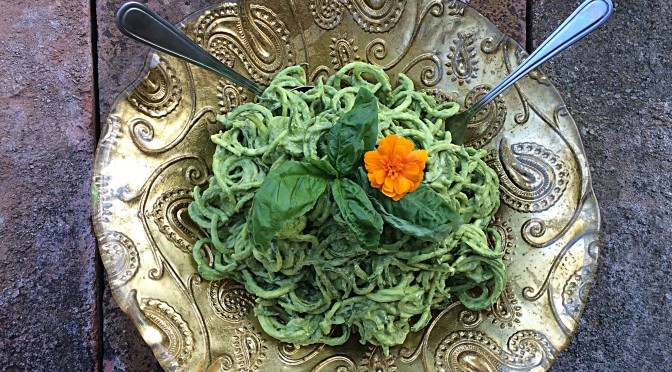 Spaghetti di zucchine con pesto di basilico e avocado